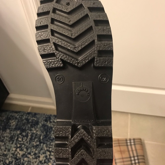 Burberry Rain-boots (size 10) - Picture 6 of 6